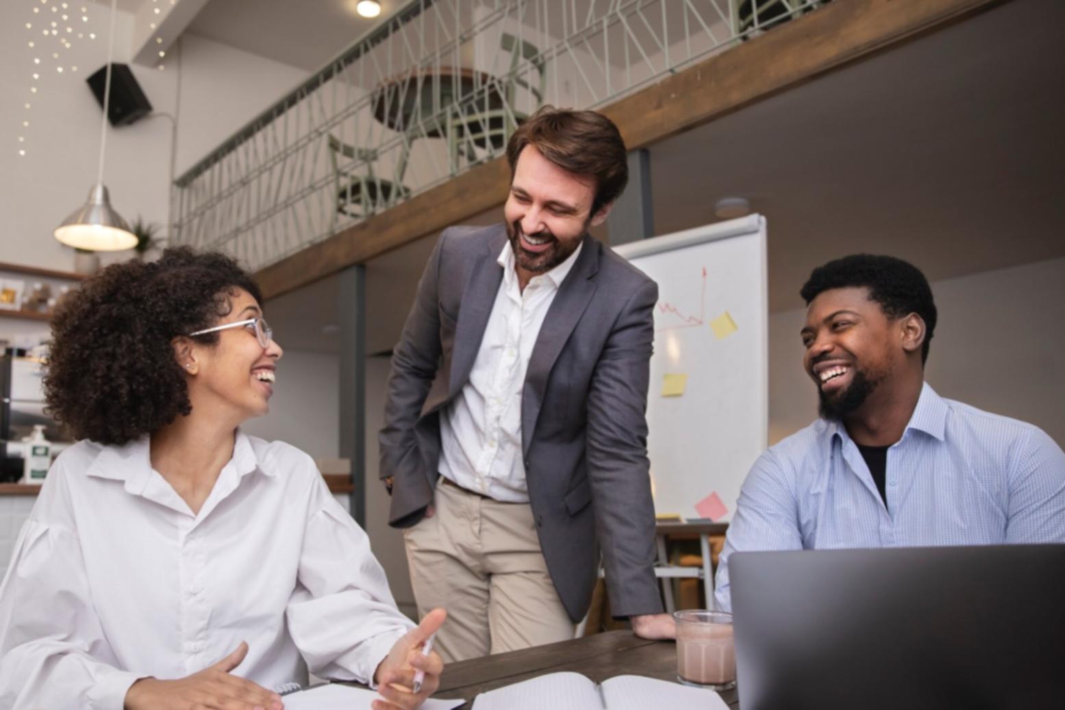 Espacio de trabajo organizado con calendario financiero