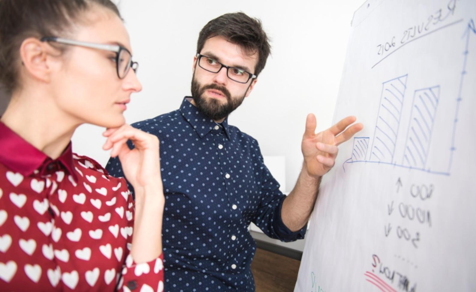 Ambiente de formación profesional con participantes trabajando en ejercicios prácticos