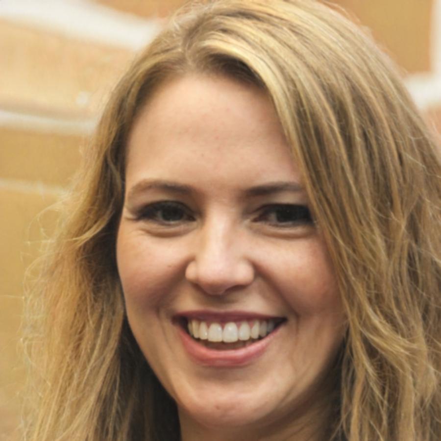 Elara Montiel, coordinadora de estrategias financieras en aragelavori